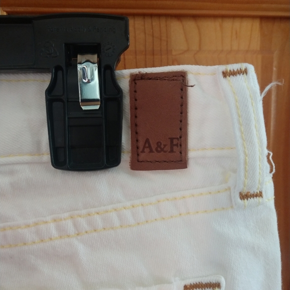 ✨3/$50 Abercrombie & Fitch White Jeans - Picture 3 of 4
